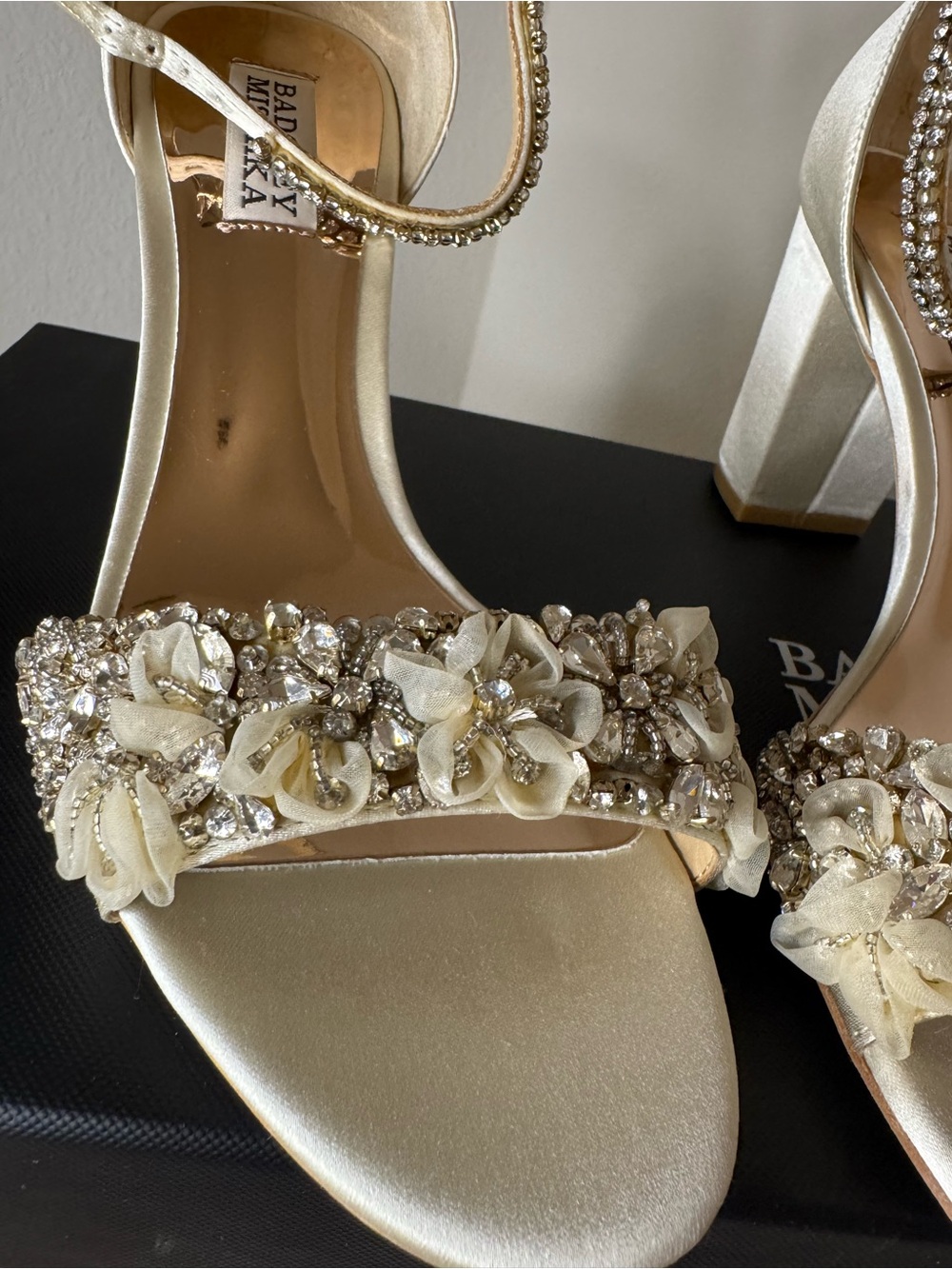 * New In Box * Badgley Mischka Finesse Satin Pumps w/ Crystals Size 7.5